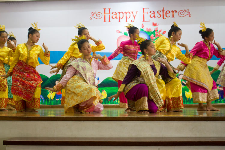 As sign of gratitude, students entertain Tzu Chi volunteers with several dance performances, including a Muslim dance. 【Photo by Matt Serrano】