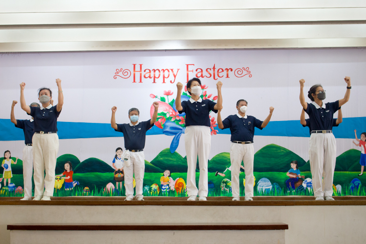 Tzu Chi volunteers teach the One Family sign language to the Girlstown students. 【Photo by Matt Serrano】