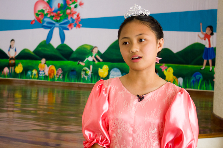 “I smiled, and I feel so happy that the audience enjoyed and appreciated what we practiced,” says Kryztine Shelee Percil, Grade 9 student and one of the performers of the Irish dance. “I am very thankful to receive face masks from Tzu Chi because this is one of our primary needs to protect ourselves from COVID-19.” 【Photo by Matt Serrano】