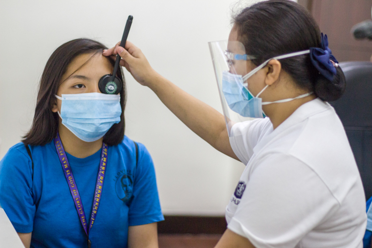 “I am inspired to see the nurses and doctors here in Tzu Chi because I have observed that they are cheerful and kind to everyone. They treat each one like family,” says Efrailyn Kidkid, an aspiring nurse and Grade 9 from the Sisters of Mary Girlstown. 【Photo by Matt Serrano】