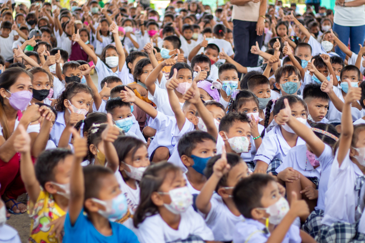 Students are ecstatic to welcome Tzu Chi volunteers to their school. 【Photo by Matt Serrano】