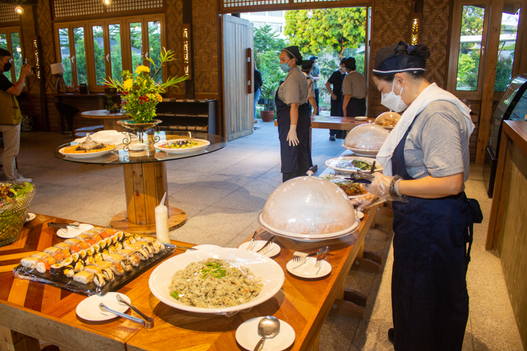 A sumptuous spread of vegetarian dishes awaits dinner guests.【Photo by Kendrick Yacuan】