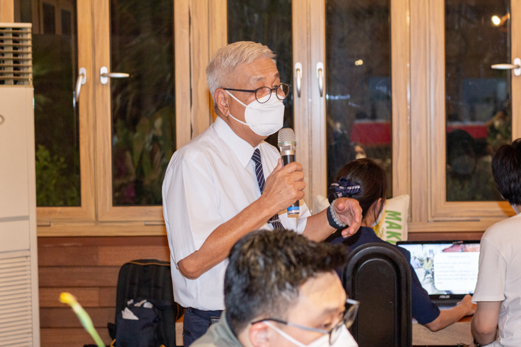 Tzu Chi Philippines CEO Henry Yuňez enumerates Tzu Chi’s various medical assistance initiatives in a PowerPoint presentation.【Photo by Kendrick Yacuan】