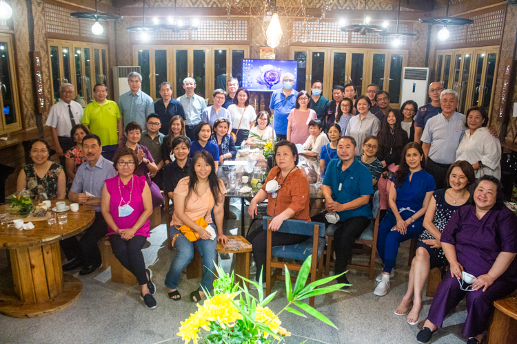 Guests gather for a group shot before wrapping up dinner.【Photo by Kendrick Yacuan】