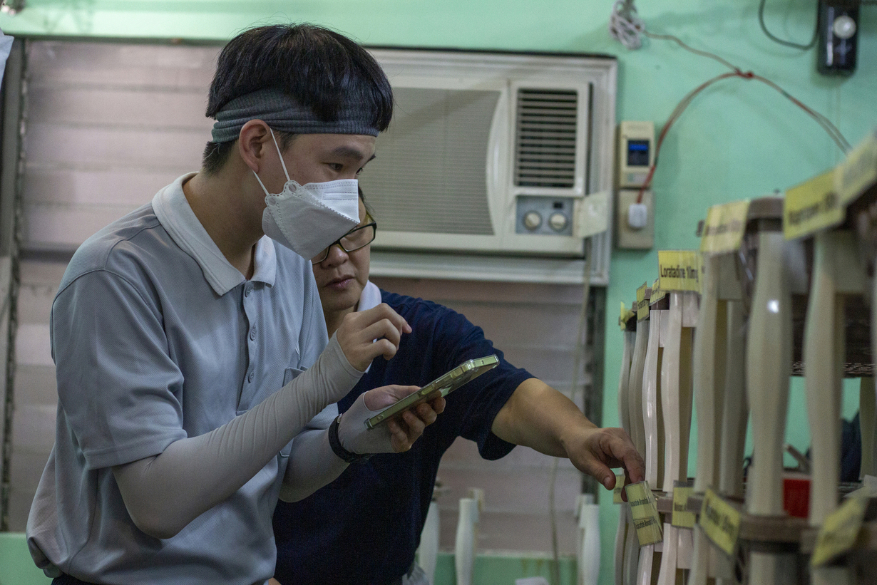 Tzu Chi volunteers thoroughly look for the prescribed medicine for the patients.