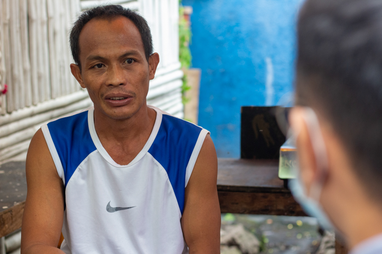 “We experienced many hardships. My children could not study well because of our economic situation,” recalls Nelson Rosales Jr., who was paralyzed for two years because of Pott’s disease. 【Photo by Matt Serrano】