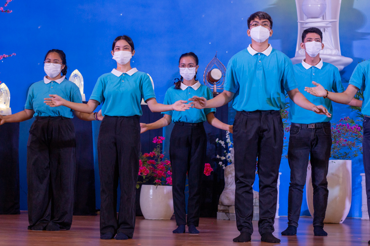 Daniella Joy Rosales (center) performs a sign language performance with Tzu Chi scholars at the recent New Year Blessing program held at the Buddhist Tzu Chi Campus on February 5. 【Photo by Matt Serrano】