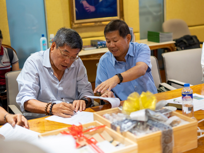 AKFI Vice President Joaquin Sy (left) and President Teddy Kingsu (right) sign the Memorandum of Agreement. 【Photo by Harold Alzaga】