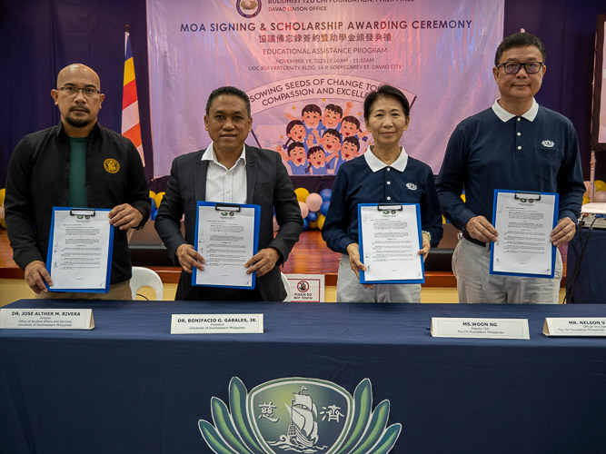 MOA signing signatories (from left to right): USeP Office of Student Affairs and Services Director Dr. Jose Alther M. Rivera, USeP President Dr. Bonifacio G. Gabales, Jr., Tzu Chi Philippines Deputy CEO Woon Ng, Tzu Chi Davao Officer-in-Charge Nelson Chua. 【Photo by Matt Serrano】