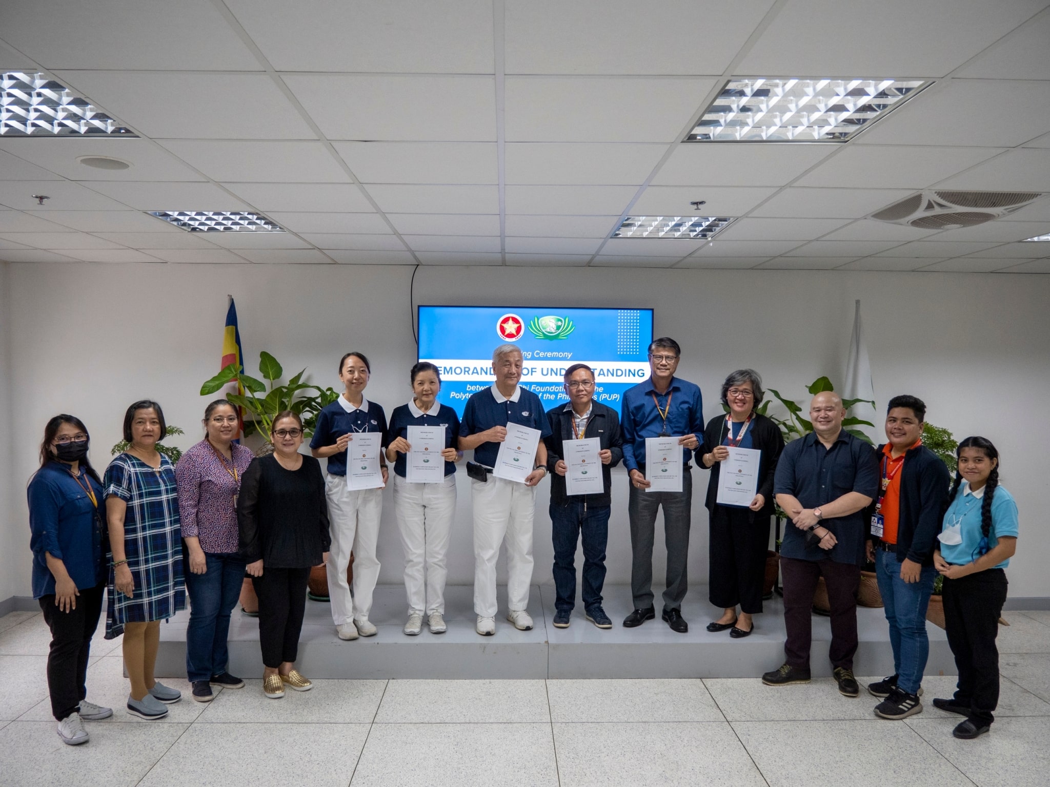 Tzu Chi volunteers headed by CEO Henry Yuñez (center) pose for a group photo with PUP officials headed by Dr. Emmanuel De Guzman, Vice President for Academic Affairs (right of Yuñez). 【Photo by Harold Alzaga】