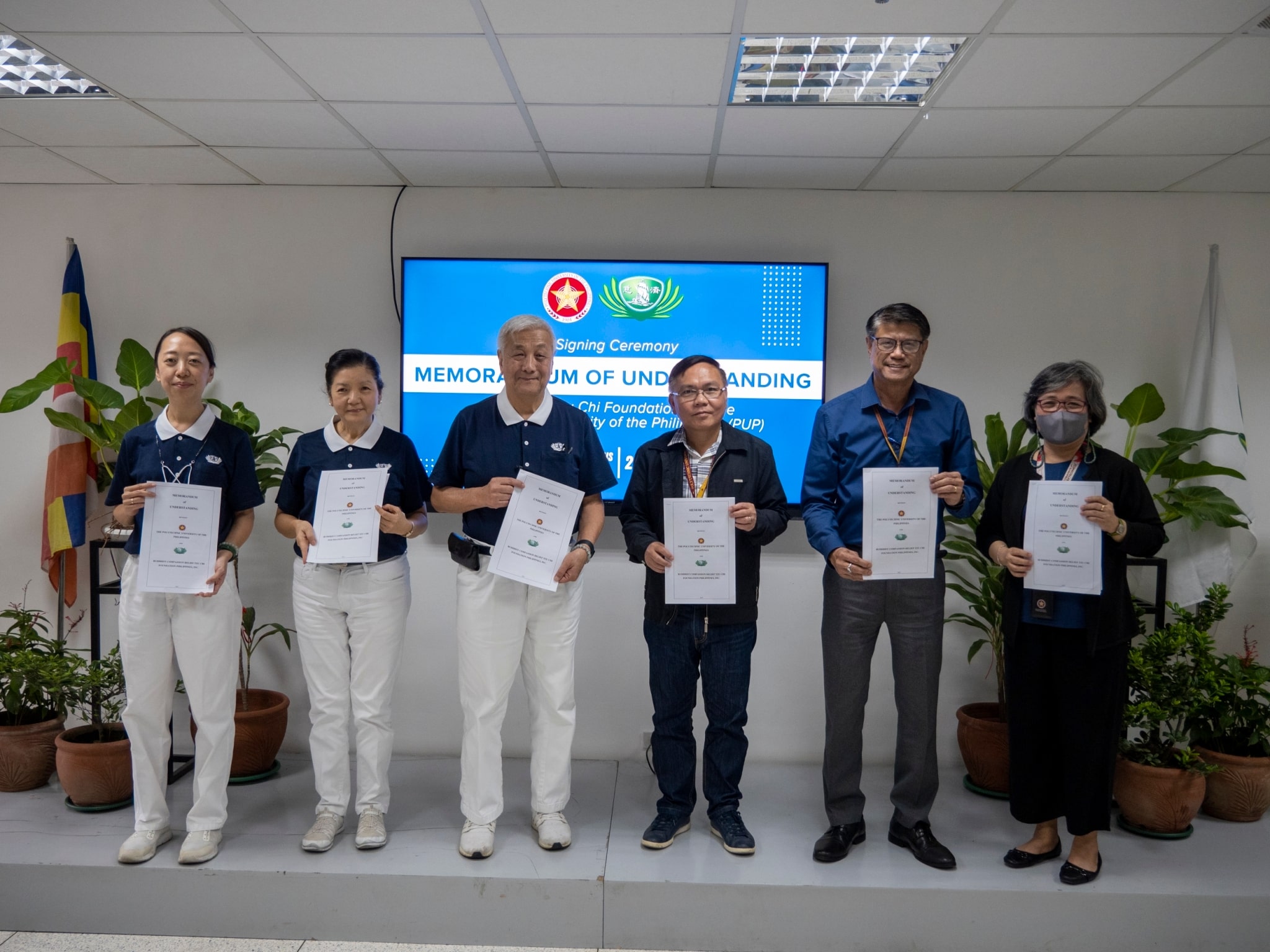 Tzu Chi Foundation Philippines and the Polytechnic University of the Philippines (PUP) sign a Memorandum of Understanding on April 13 to further strengthen Tzu Chi’s Educational Assistance Program in the state university. 【Photo by Harold Alzaga】