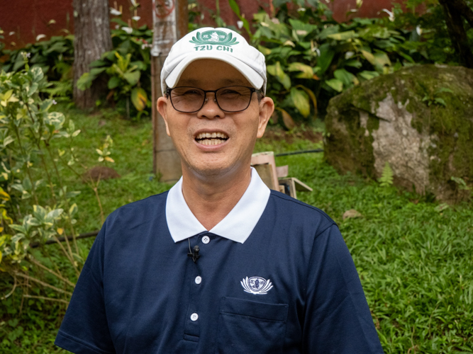 “My heart is happy to be able to help Filipinos. This is part of my responsibility,” says Manila volunteer Manny Go. 【Photo by Matt Serrano】