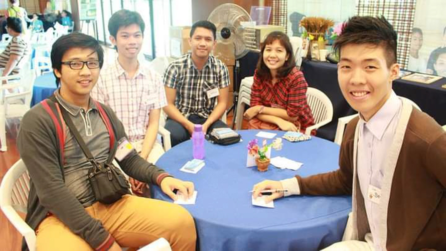 Mary Rosedy “Dhy” Detasyon Antigua (second from right) poses with other Tzu Chi scholars. 