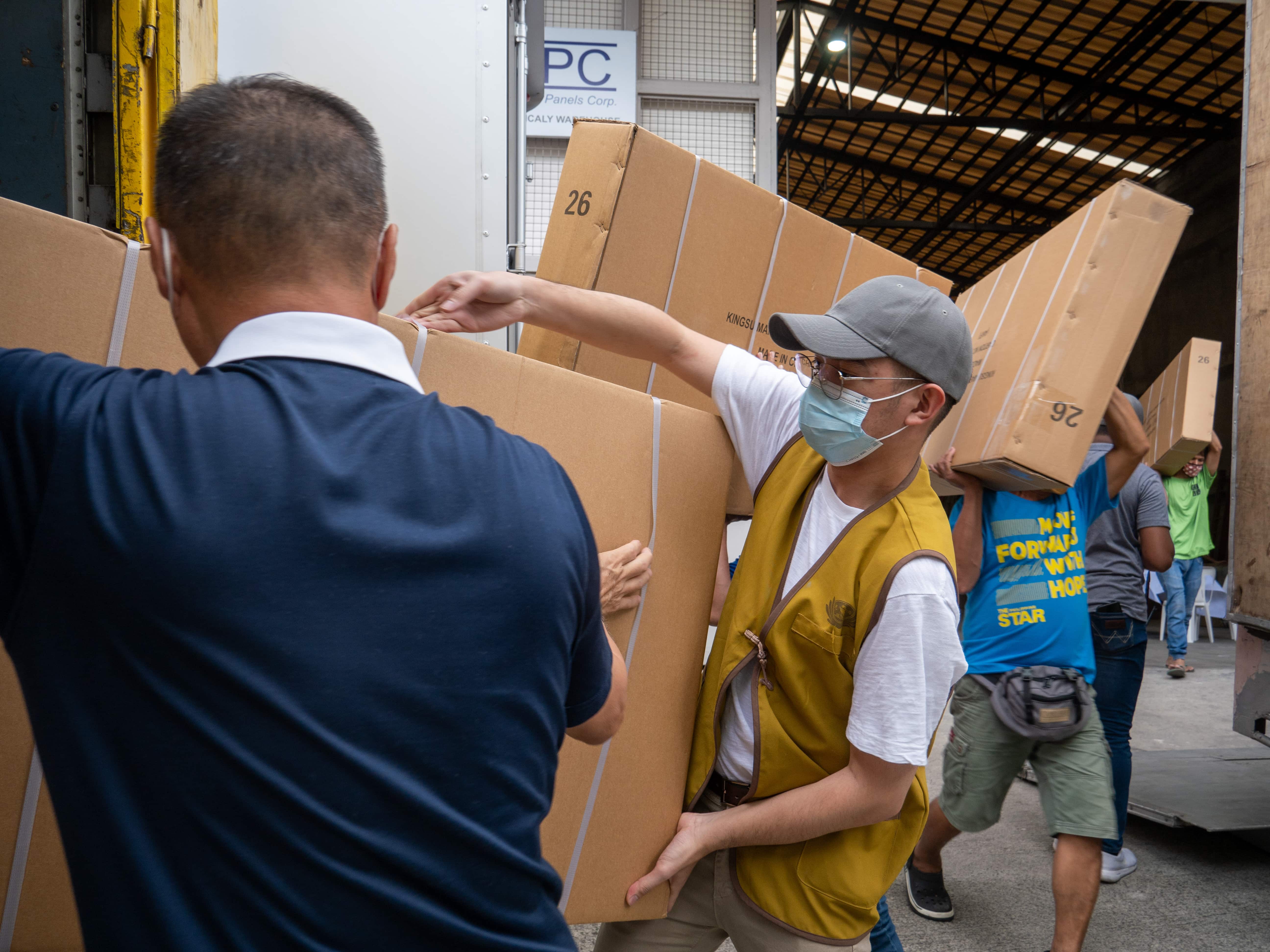 Tzu Chi volunteers load the donated bicycles onto a truck.【Photo by Matt Serrano】