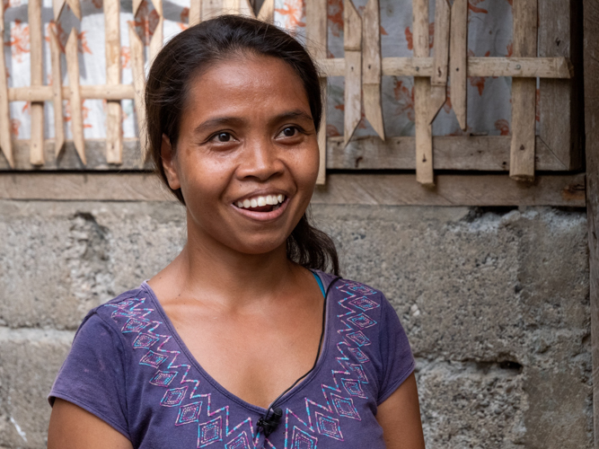 “I hope my little girl becomes a teacher someday, and my son a policeman,” says Mercy Daoban. “We are happy because Tzu Chi Foundation came here.” 【Photo by Matt Serrano】