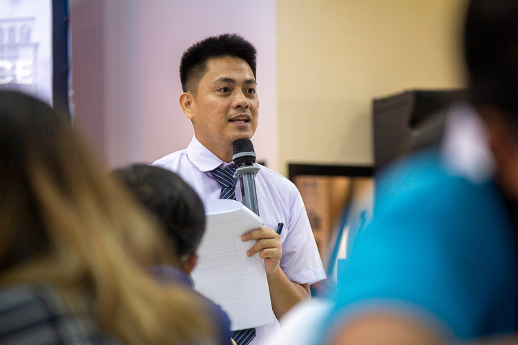 Tzu Chi Davao Liaison Office Social Worker Mine Tantoy leads the scholarship grant orientation and contract signing. 【Photo by Matt Serrano】