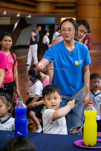 Nancy Uy plays the ring toss with her son, Gavin. “We didn’t expect our kids to be so competitive,” she says. 【Photo by Marella Saldonido】