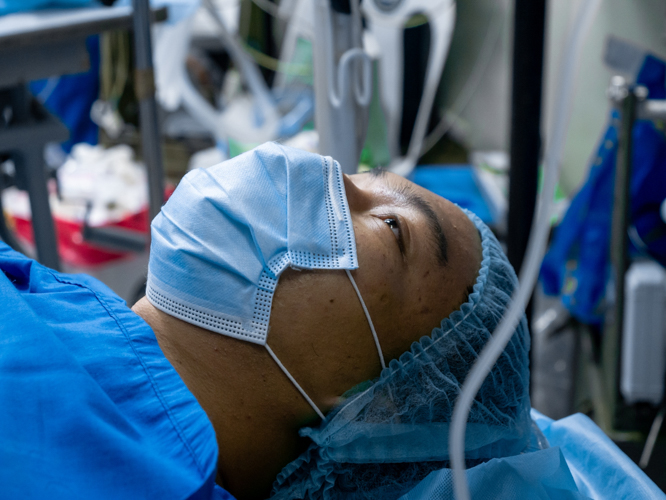 On the final screening the night before the surgery, Nathaniel Glenn Gupana had one prayer: “It’s fine even if I don’t win my filmmaking contests, as long as I win this surgery.” 【Photo by Daniel Lazar】