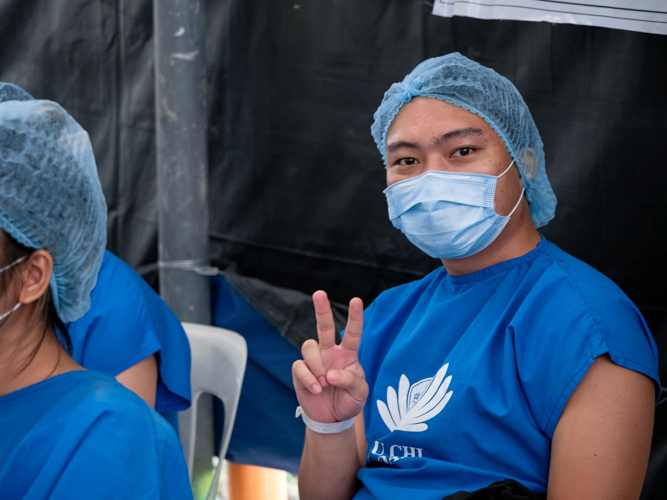 Nathaniel Glenn Gupana strikes a pose while waiting for his turn in the operating room. 【Photo by Daniel Lazar】