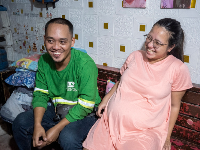 Novoh John Obligado and his wife Luz Angelee chat with Tzu Chi volunteers during a home visit. 【Photo by Matt Serrano】