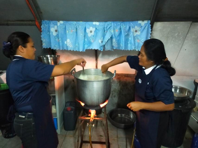 Tzu Chi Ormoc volunteers cook hot rice porridge for evacuees.