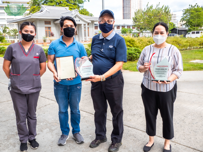 (From left) Taguig-Pateros District Hospital’s Grace Anne V. Apostol and Generic Millano (first and second from left) and Maria Imee G. San Gabriel (far right) join Tzu Chi Philippines CEO Henry Yuñez in displaying the plaques of appreciation. 【Photo by Kendrick Yacuan】