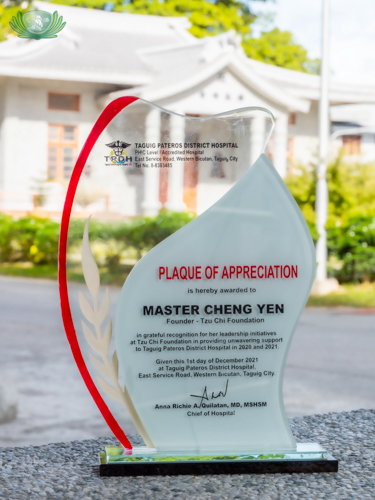 Taguig-Pateros District Hospital didn’t forget to honor Master Cheng Yen with her own plaque of appreciation. 【Photo by Kendrick Yacuan】