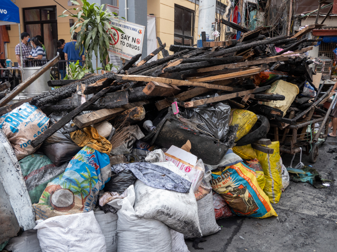 Residents’ homes and other personal possessions are reduced to ash and debris. 【Photo by Matt Serrano】