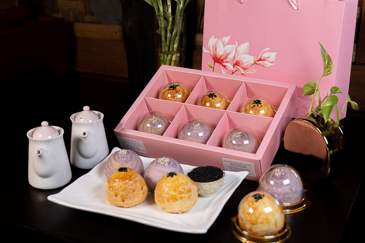 Tzu Chi bakery’s special Lotus and Taro Puff Mooncakes【Photo by Matt Serrano】