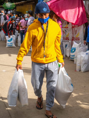 Despite scavenging till 2 in the morning, Domingo Condes made it in time for the early-morning distribution event. 【Photo by Daniel Lazar】