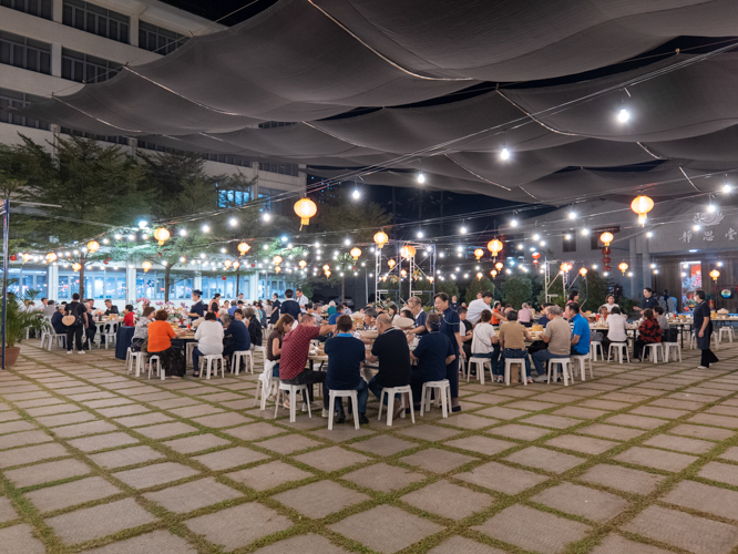 The dinner was a chance for guests and volunteers to unwind and spend time with family and friends over a delicious vegetarian meal. 【Photo by Matt Serrano】