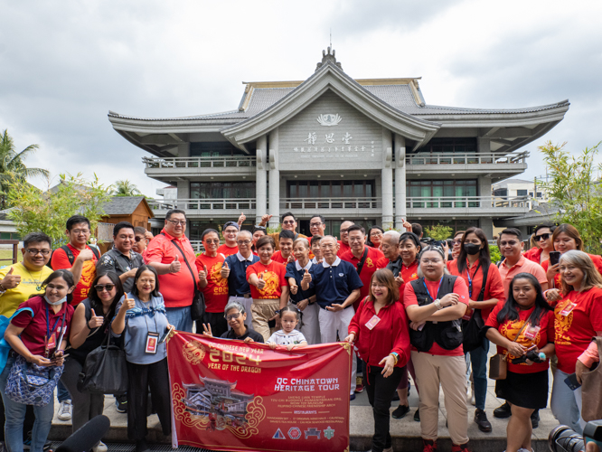 Tzu Chi volunteers welcome visitors from the QC Chinatown Heritage Tour on February 9 at the Tzu Chi Foundation Philippines’ Quezon City office in Agno Street. 【Photo by Marella Saldonido】