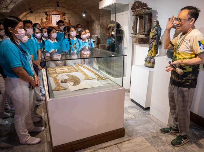 Bahay Tsinoy Museum Director and volunteer Baldwin Kho shows provincial scholars around a museum of dioramas that highlights Chinese influence in Philippine history and culture.