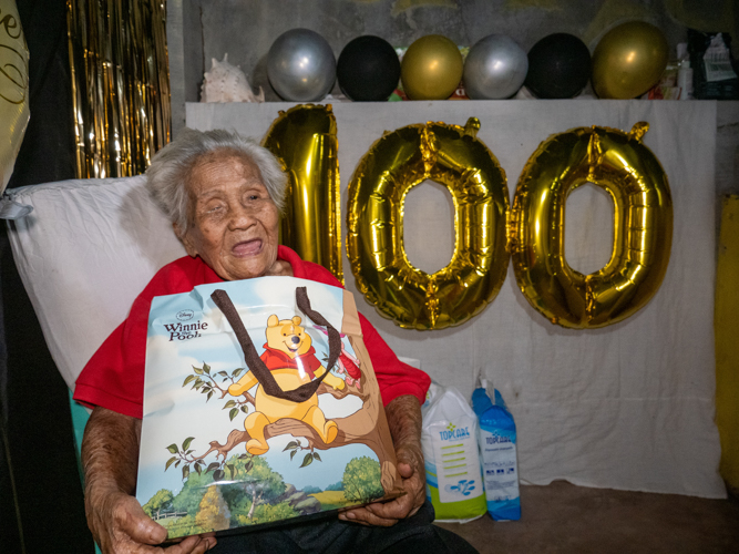 “I am very happy that you visited me. You brought a lot of gifts for me. Thank you very much,” says Socorro to Tzu Chi. “I love you, and you also love me. I will never forget you.” 【Photo by Jeaneal Dando】