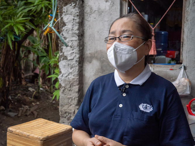 “It’s my first time to see a 100 years old person face-to-face. All of us who are here today are very happy,” says volunteer Ophelia Sy. Tzu Chi will help Socorro move to her home province in Labo, Bicol as the centenarian wished. “The air there is cleaner and the environment is healthier. She will also be with her relatives so she will be happier,” she says. 【Photo by Jeaneal Dando】