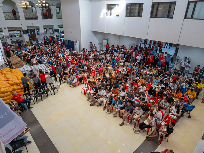 A total of 189 affected families received Tzu Chi’s donations at the relief distribution in San Juan City Hall on April 30. 【Photo by Marella Saldonido】