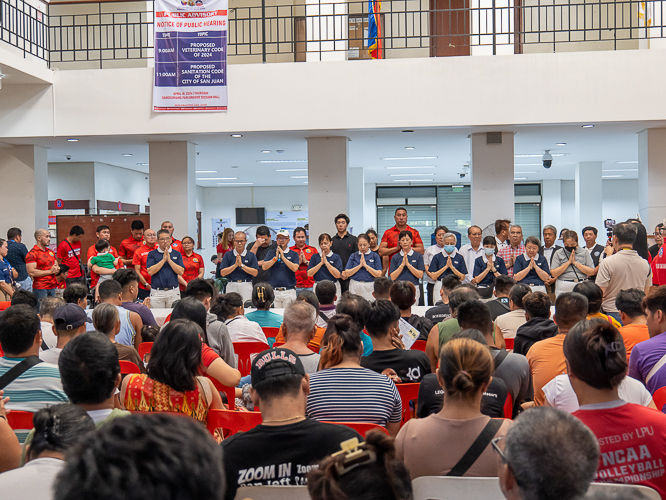 Tzu Chi volunteers, together with the San Juan City officials and staff, and the victims of the fire in Barangay Batis, join their hands in prayer. 【Photo by Marella Saldonido】