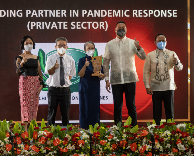 From left: Atty. Bel Zamora, Tzu Chi volunteers Alvin Acero and Carmen Sy, San Juan City Mayor Francis Zamora, and San Juan City Vice Mayor Warren Villa【Photo by Matt Serrano】