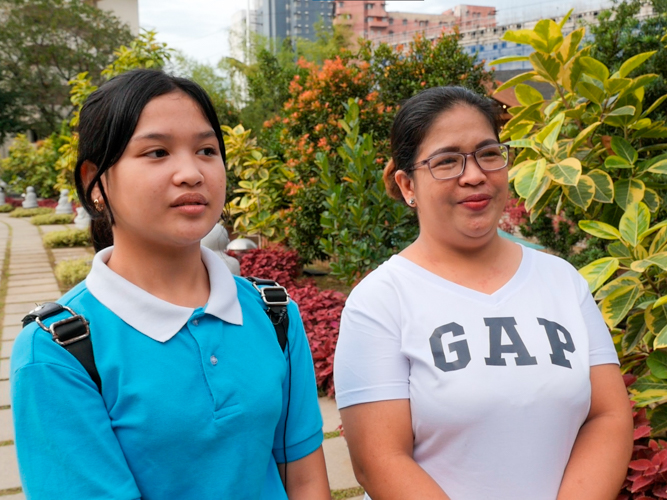 Tzu Chi scholar Ashly Kate (left) and her mother Sharon Catindoy attend 3 steps and 1 bow for the very first time. “I thought of all the people who made time to put this activity together.  I really appreciated it,” says Ashly Kate, a ninth grader at the Center for Positive Futures. “I felt like I was floating. What a wonderful feeling to experience the 3 steps and 1 bow,” says Sharon. 【Photo by Harold Alzaga】