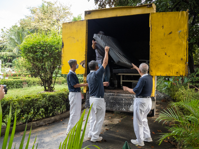 Tzu Chi volunteers unload hospital bed mattresses from a truck. 【Photo by Matt Serrano】