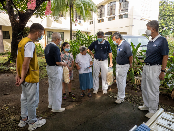 Tzu Chi volunteers talk to the caretakers of ICM’s transient house. 【Photo by Matt Serrano】