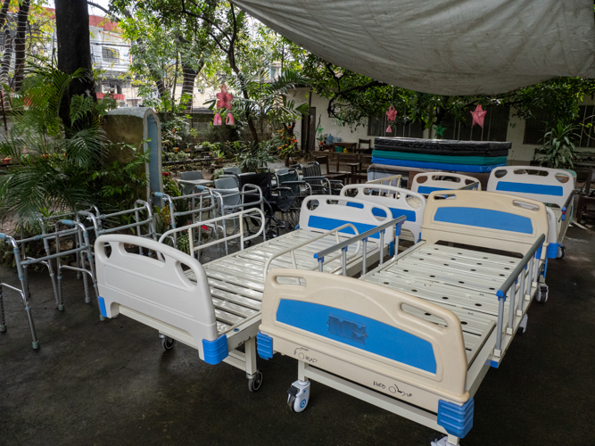 ICM receive medical equipment such as hospital beds, wheelchairs, and walkers. 【Photo by Matt Serrano】