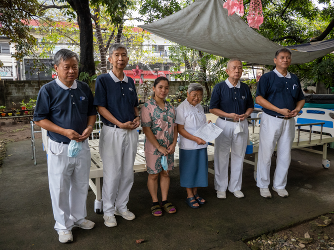 Tzu Chi volunteers donate medical equipment and other supplies to the Missionary Sisters of Immaculate Heart of Mary in Brgy. Lourdes, Quezon City. 【Photo by Matt Serrano】