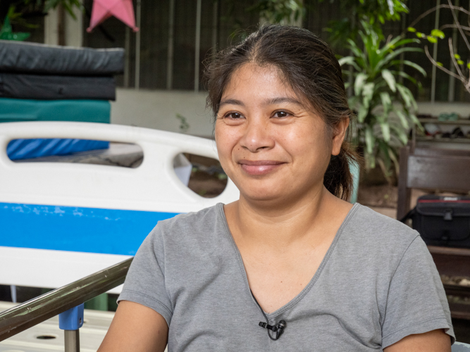 “This adjustable bed will help my daughter. She can also use the walker when she undergoes therapy. We are really thankful for organizations like you who help us,” says ICM’s transient house boarder Caroline Dumattic to Tzu Chi. 【Photo by Matt Serrano】