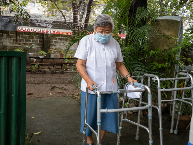 Sister Clarita Dolencio, in charge of ICM’s transient house happily tests a walker donated by Tzu Chi. 【Photo by Matt Serrano】