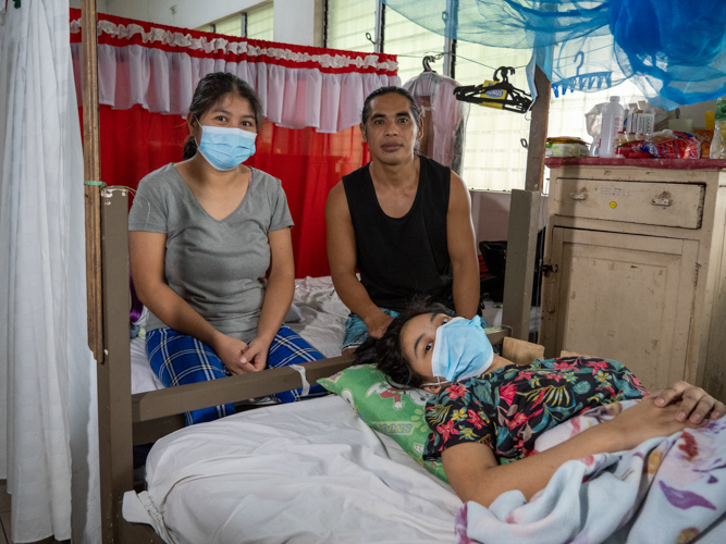 Ifugao native Caroline Dumattic, together with her family stays in ICM’s transient house for her daughter’s bone tumor treatment in Manila. 【Photo by Matt Serrano】