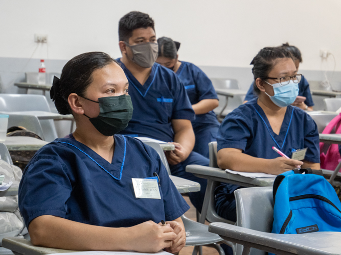 Mary Jean Dacuya (left, foreground) is thankful to be one of Tzu Chi’s Tech-Voc Caregiving scholars. “The lessons of the Dharma that we learn from our classes, I am now able to apply them,” she says. 【Photo by Matt Serrano】