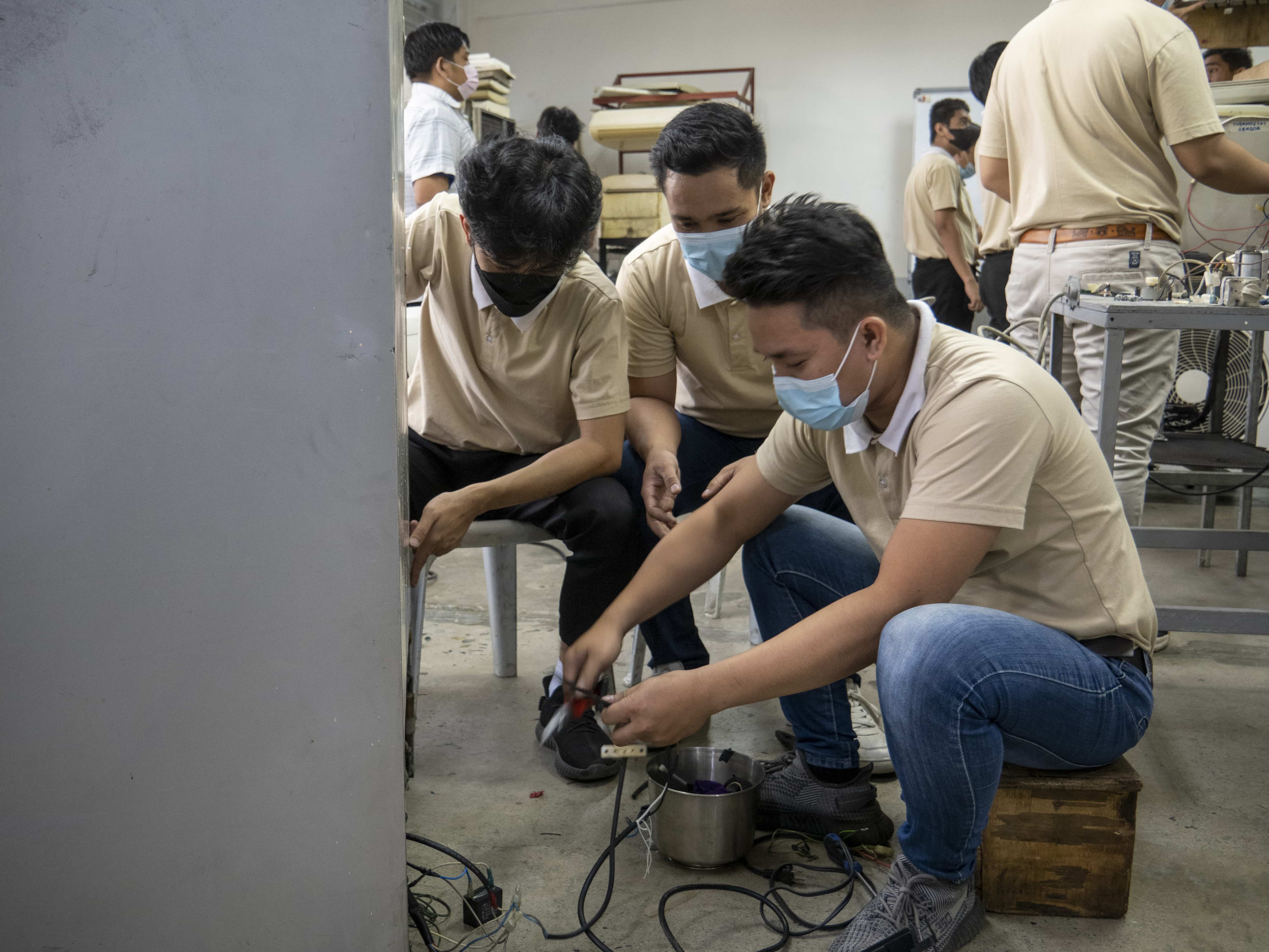 Tzu Chi’s Refrigerator and Air-conditioning Course combines lectures with hands-on training. 【Photo by Matt Serrano】