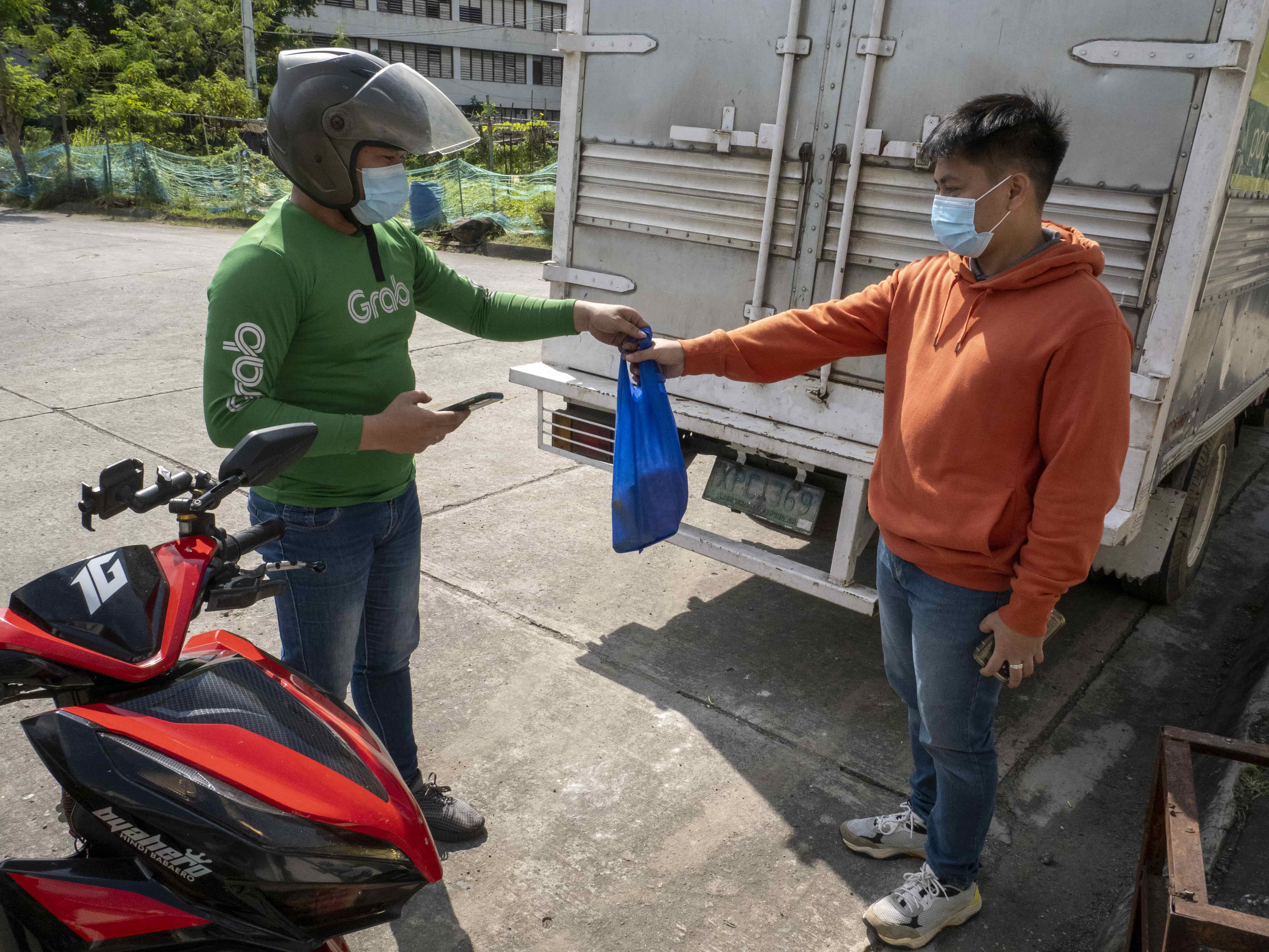 For two months, Angemar Abot juggled his studies as a Tzu Chi scholar with work as a delivery rider. 【Photo by Matt Serrano】