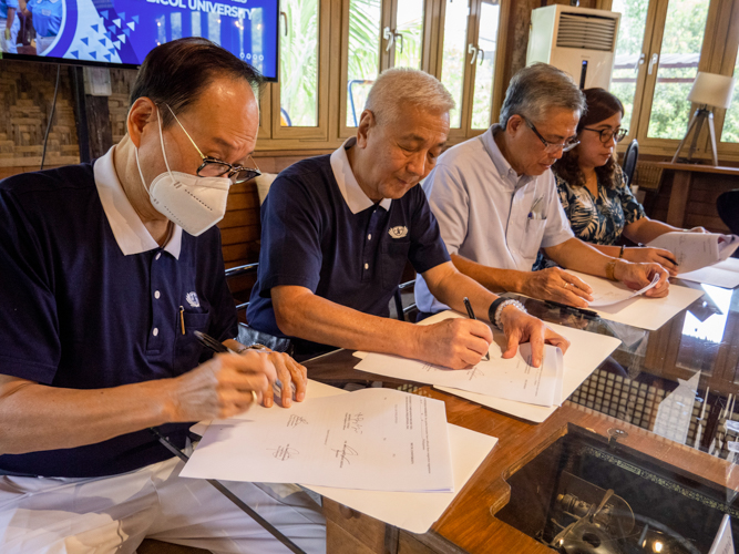 From left to right: Tzu Chi Bicol head volunteer Antonio Tan, Tzu Chi Philippines CEO Henry Yuñez, Bicol University President Dr. Arnulfo Mascariñas, and Bicol University Legal Officer Atty. Daryl Redoblado. 【Photo by Matt Serrano】